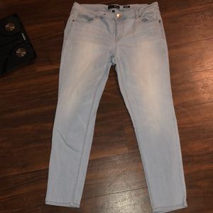 1822 light wash denim jeans. Size 32